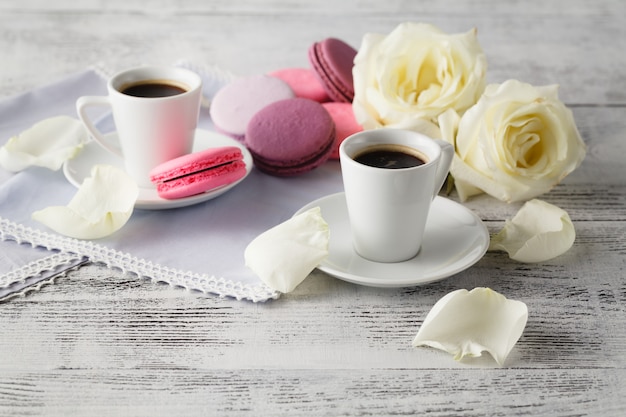 filiżanka kawy i śniadanie z różą