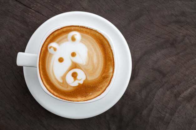 Filiżanka kawy latte art jak twarz niedźwiedzia