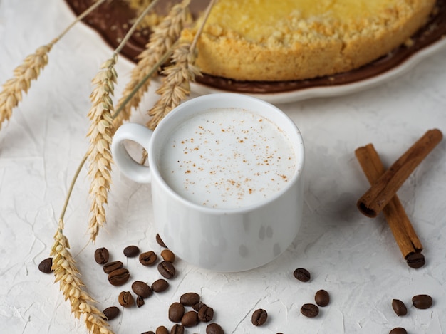 Filiżanka kawy latte i domowe ciasto z twarogiem