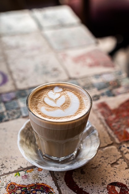 Filiżanka kawy latte z sercem w kawiarni. Widok z góry. Skopiuj miejsce.