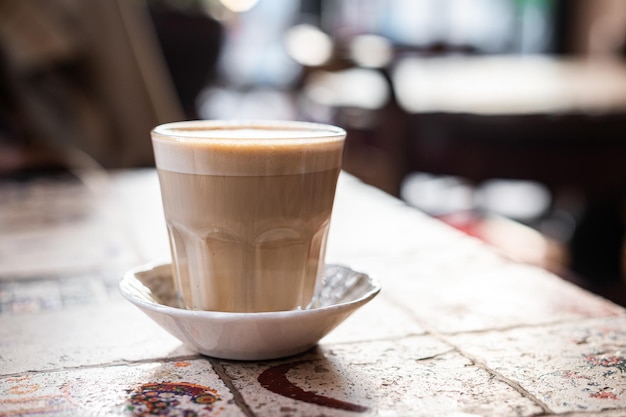 Filiżanka kawy latte z sercem w kawiarni. Widok z góry. Skopiuj miejsce.