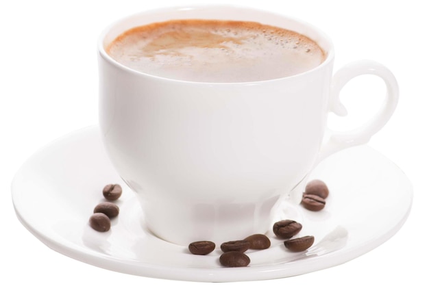 Filiżanka kawy na białym tle i rozrzucone ziarna kawy na spodeczku