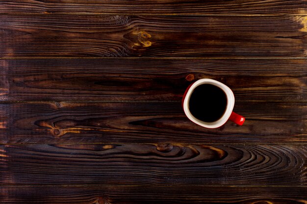 Filiżanka kawy na drewnianym stole, odgórny widok