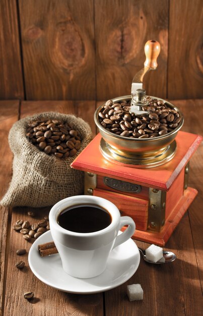 Filiżanka kawy na powierzchni drewnianych