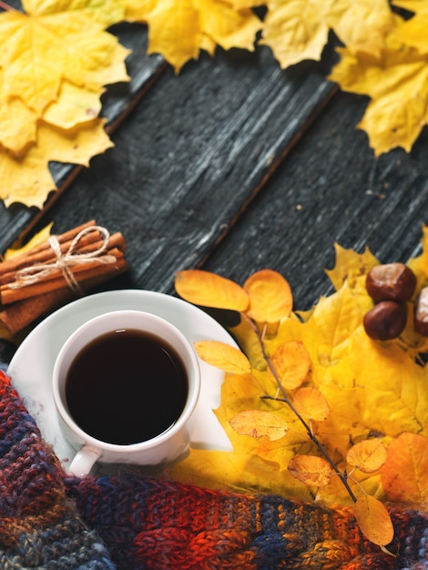 filiżanka kawy na stole z jesiennymi liśćmi