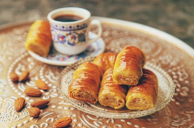 Filiżanka kawy po turecku i baklava.