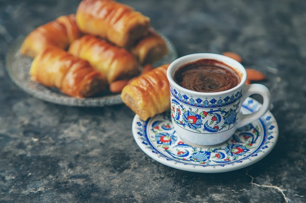 Filiżanka kawy po turecku i baklava.