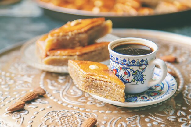 Filiżanka kawy po turecku i baklava.