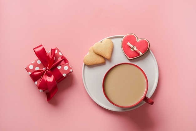 Filiżanka kawy, prezent i ciastka w kształcie serca. Ciasteczka Valentine z listem miłosnym. Leżał płasko, kopia przestrzeń