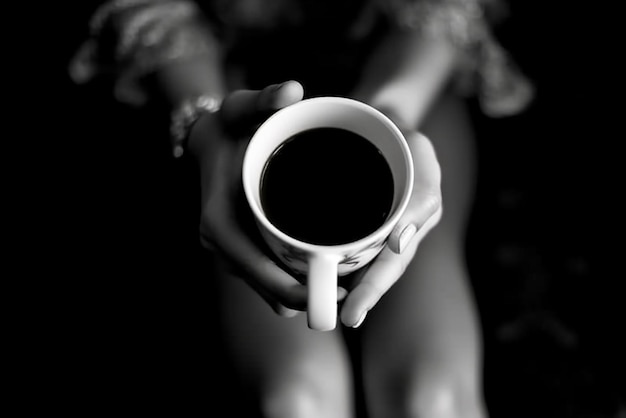 Filiżanka kawy w rękach widok dziewczyny z góry