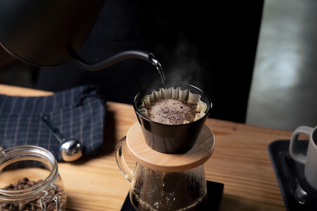 Filiżanka kawy z dymnymi i kawowymi fasolami na starym drewnianym tle
