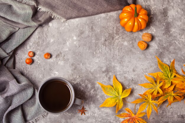 Filiżanka kawy z jesiennych liści