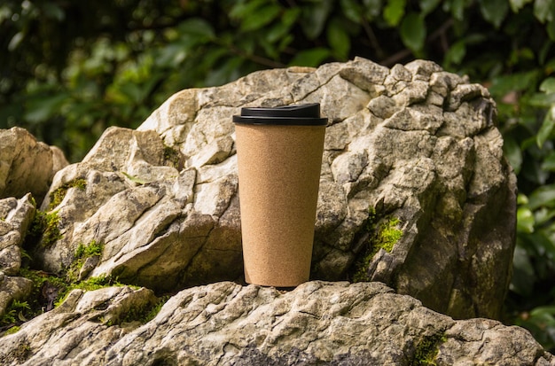 Filiżanka kawy z korka Kubek gorącej kawy w tle przyrody