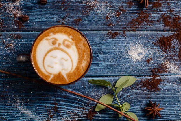 Zdjęcie filiżanka kawy z latte art - widok z góry sowa na wysokości