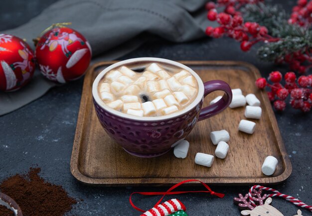 Zdjęcie filiżanka kawy z piankami marshmallows na tle sylwestrowym