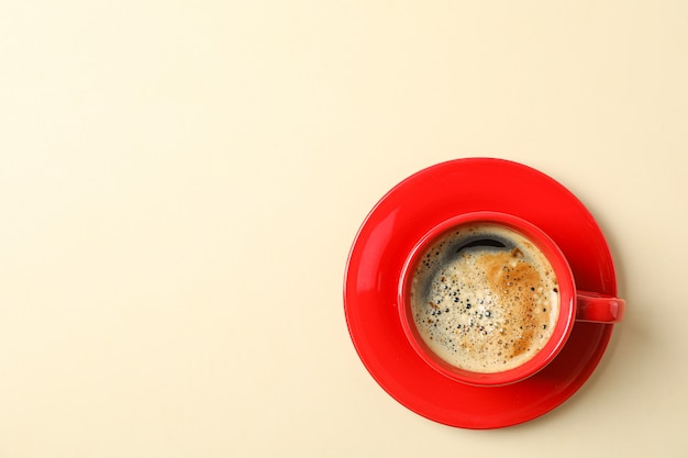 Filiżanka kawy z piankową pianką na kolor