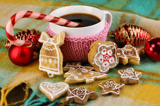 Filiżanka Kawy Ze świąteczną Słodyczą Na Zbliżeniu W Kratę