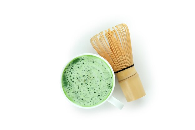 Filiżanka matcha latte i chasen na białym tle