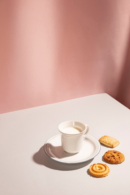 Filiżanka mleka z różnych plików cookie na stole