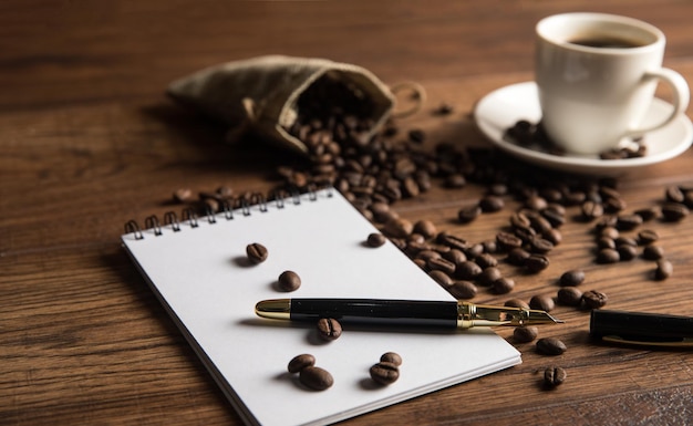 Filiżanka notatnika do kawy i ziaren kawy
