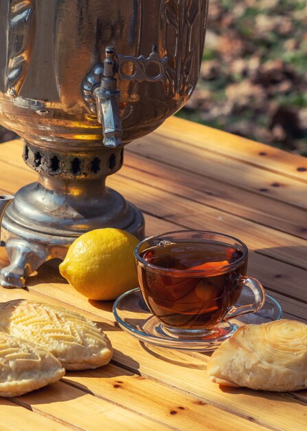Filiżanka pachnącej czarnej herbaty na stole w ogrodzie