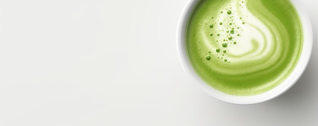 filiżanka pysznej matcha latte na jasno szarym tle z bliska