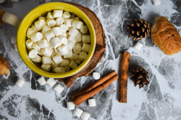 Filiżanka świątecznej Noworocznej Pysznej Gorącej Czekolady I Kakao Z Piankami Marshmallow Posypana Kakao...