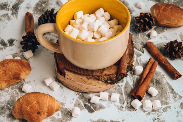 Filiżanka świątecznej Noworocznej Pysznej Gorącej Czekolady I Kakao Z Piankami Marshmallow Posypana Kakao...