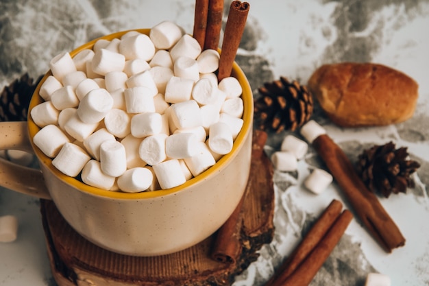 Zdjęcie filiżanka świątecznej noworocznej pysznej gorącej czekolady i kakao z piankami marshmallow posypana kakao...