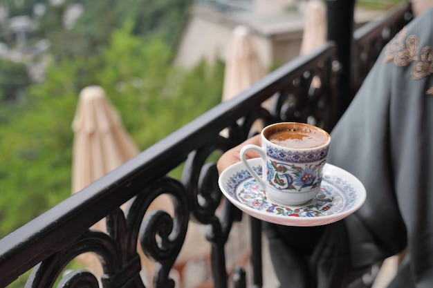Zdjęcie filiżanka tureckiej kawy na stole na świeżym powietrzu