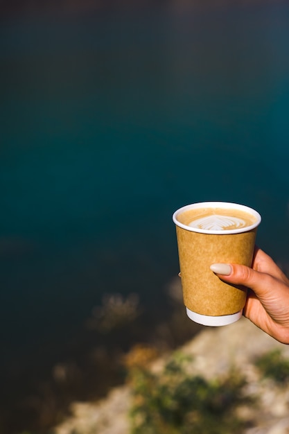 Filiżanka z cappuccino w ręku, kawa z tobą