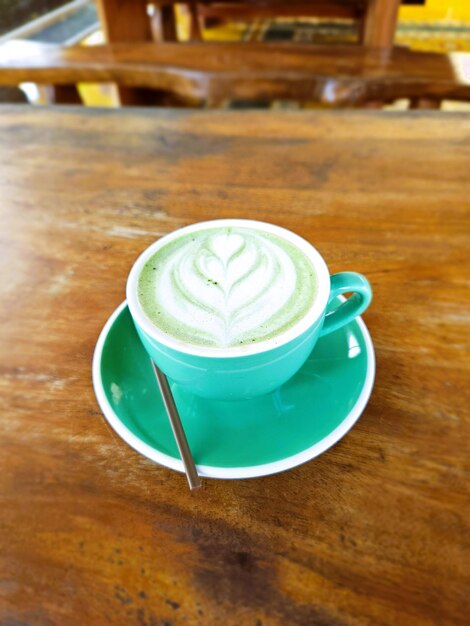 filiżanka zielonej herbaty matcha latte