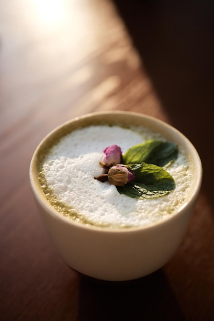 Filiżanka zielonej herbaty matcha latte