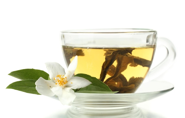 Filiżanka zielonej herbaty z kwiatami jaśminu na białym tle