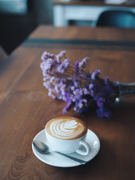 filiżankę kawy latte art na kawiarnia kawiarni drewniane biurko