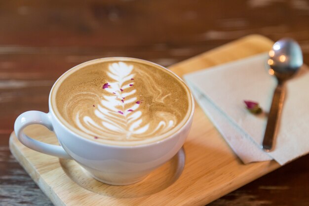 filiżankę kawy latte na płycie drewnianej