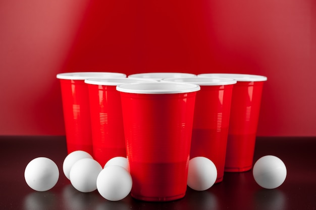 Filiżanki do gry Beer Pong na stole