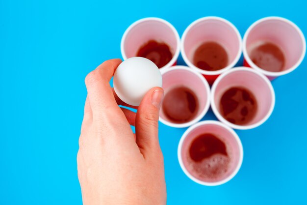 Filiżanki do gry Beer Pong na stole