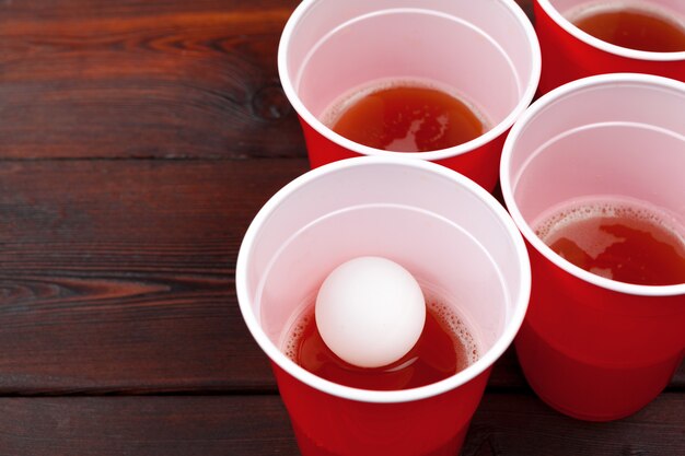 Filiżanki do gry Beer Pong na stole