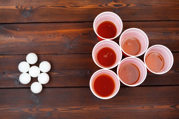 Zdjęcie filiżanki do gry beer pong na stole