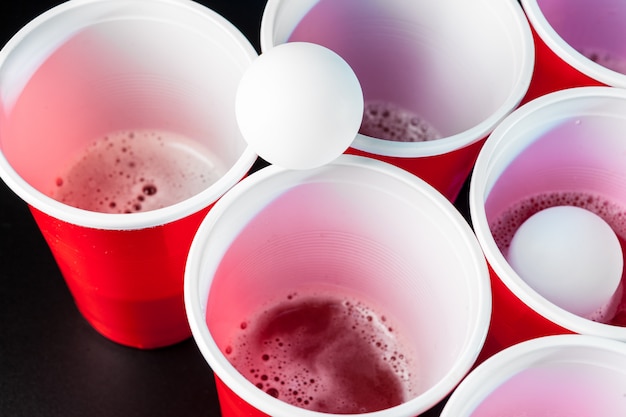 Filiżanki do gry Beer Pong na stole