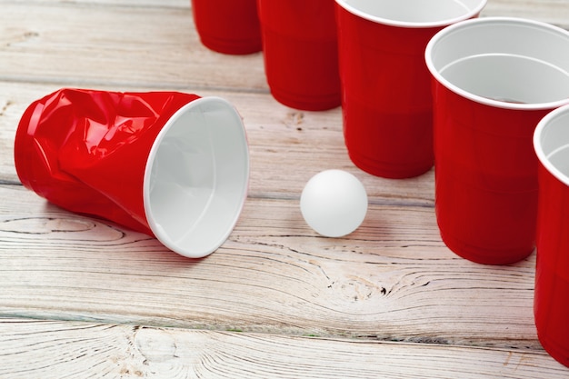 Filiżanki Do Gry Beer Pong Na Stole