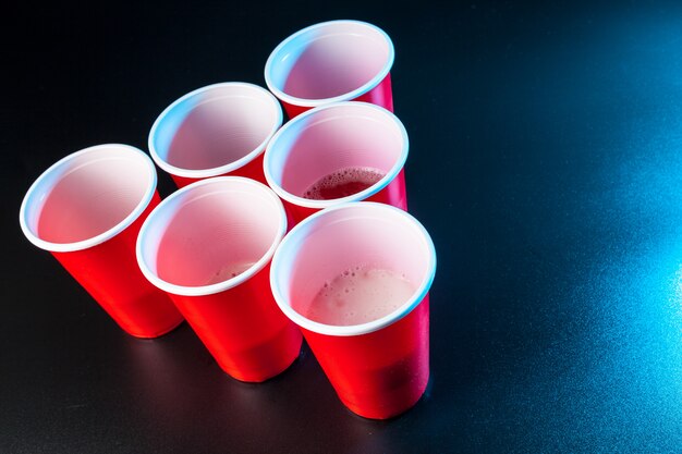 Zdjęcie filiżanki gry beer pong na stole