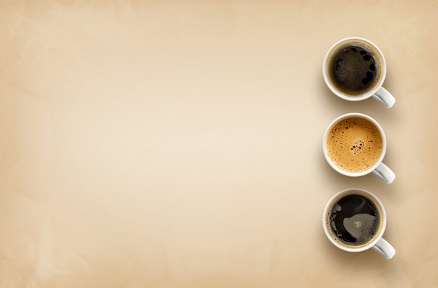 Zdjęcie filiżanki kawy na brązowym papierze