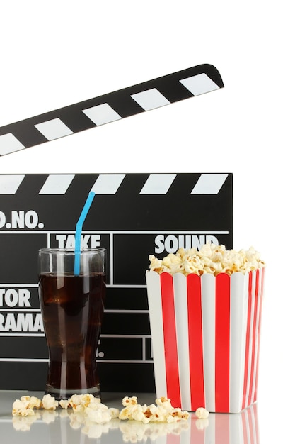 Film clapperboard cola i popcorn na białym tle