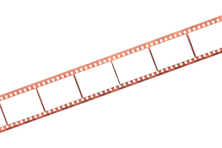 Zdjęcie film fotograficzny z pustymi ramkami na białej powierzchni