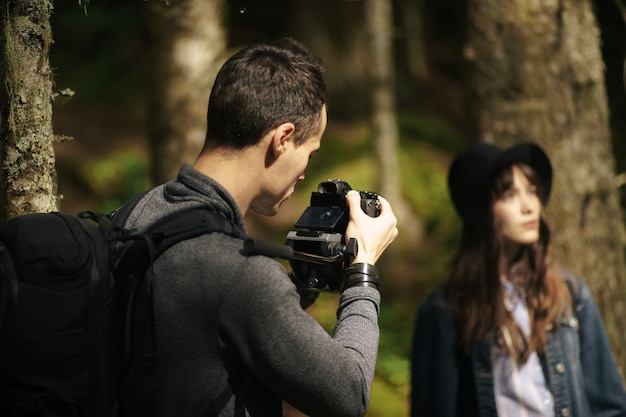 Zdjęcie filmowiec z bliska, kamerzysta, profesjonalista, aparat fotograficzny, mężczyzna z aparatem