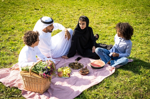 Filmowy Obraz Rodziny Z Emiratów Spędzającej Czas W Parku
