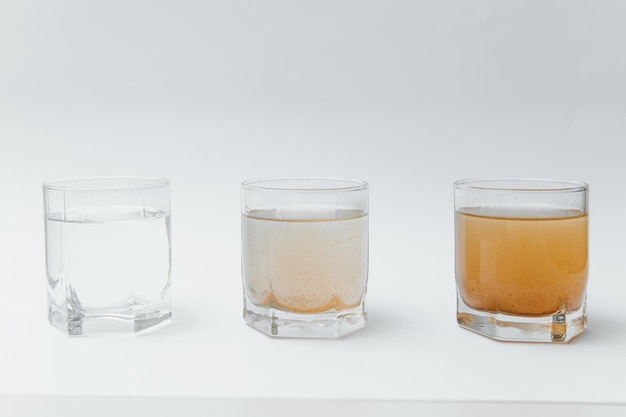 Filtry do wody Koncepcja trzech szklanek na białym tle System filtracji gospodarstwa domowego