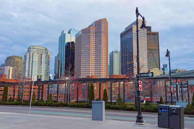 Financial District w North End Park przy Cross Street w centrum Bostonu, Massachusetts, Stany Zjednoczone.